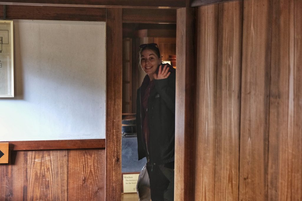Claire est heureuse de visiter le Takayama Jinya
