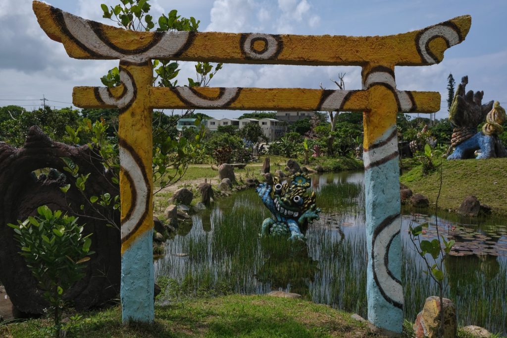 Un torii étrange dans le jardin de sculptures de Yoneko Yaki