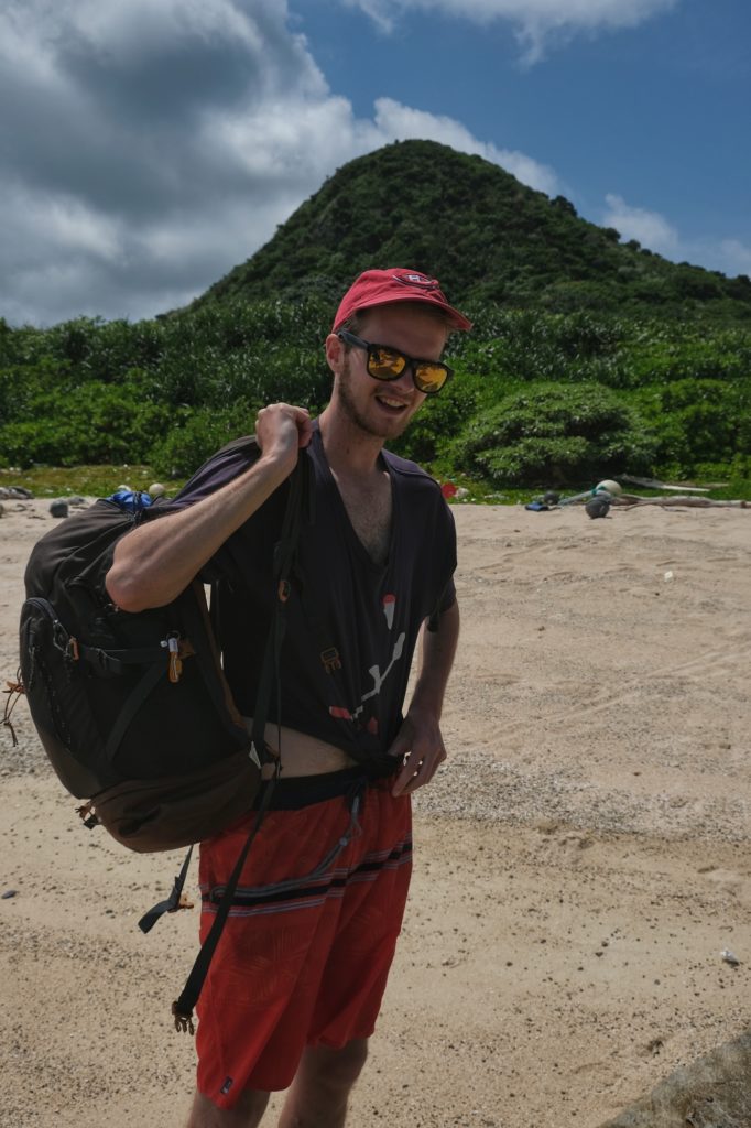 Vincent se prépare à repartir de la plage d'Ishizaki