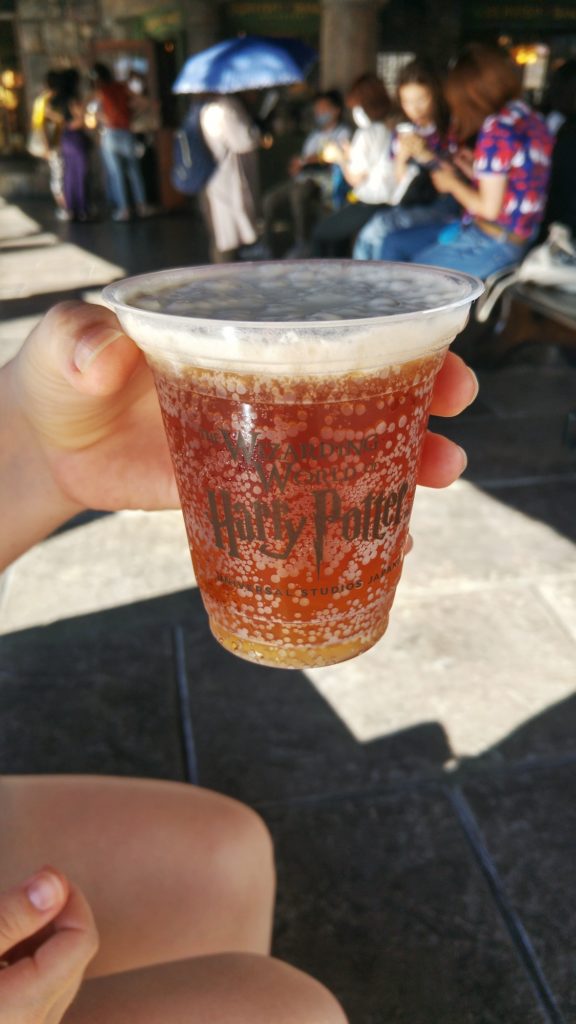 La fameuse bière au beurre de Harry Potter au parc Universal d'Osaka