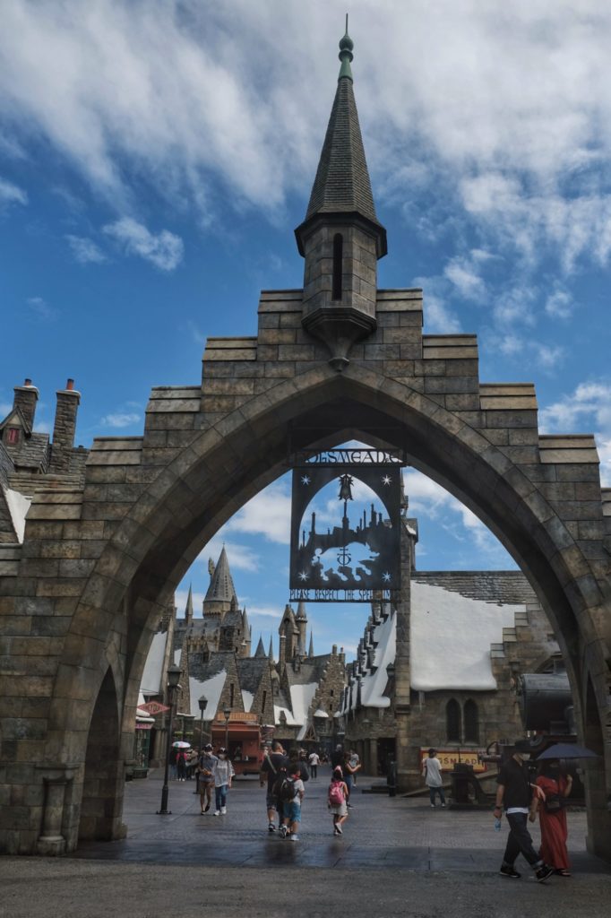 L'entrée du village de Pré-au-Lard au parc Universal Studios Japan à Osaka