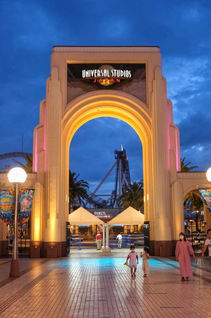 La porte d'entrée majestueuse d'Universal Studios Japan dans la nuit