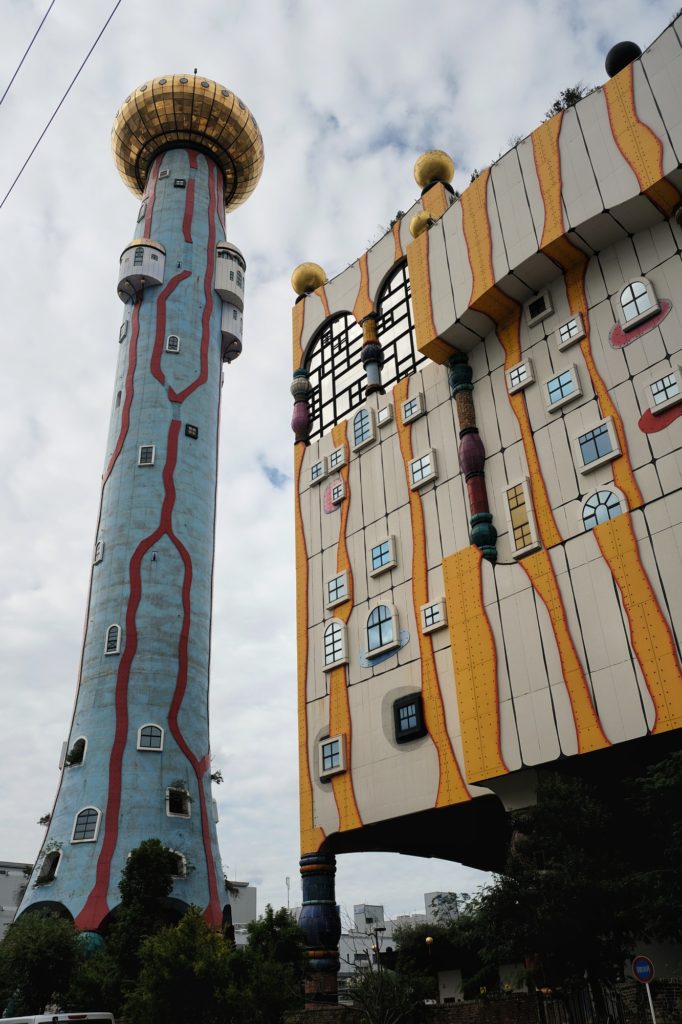 La tour de l'usine d'incinération des déchets de l'île de Maishima à Osaka
